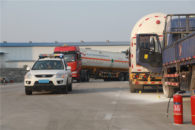 東海市危貨與普貨運(yùn)輸企業(yè)聯(lián)合開(kāi)展道路應(yīng)急救援演練